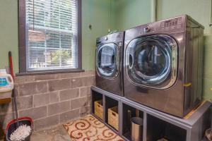 eine Waschmaschine und ein Trockner in einem Zimmer in der Unterkunft Charming Temple Home Sunroom and Private Backyard! 