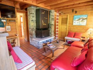 a living room with a fireplace in a log cabin at Chalet chaleureux · Ski aux pieds · Cheminée · WIFI gratuit - FR-1-688-1 in Méribel