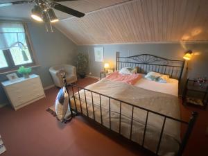 1 dormitorio con 1 cama y ventilador de techo en Flakaberget 15, en Lycksele