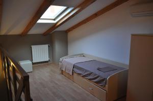 ein Schlafzimmer mit einem Bett und einem Dachfenster in der Unterkunft KAMENJAK VOLME, Cousy house with Pool in Banjole + 9 Fotos