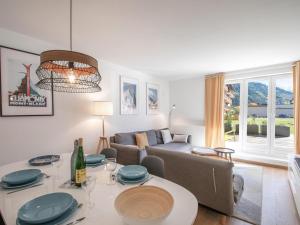 uma sala de estar com uma mesa e um sofá em Appartement Chamonix-Mont-Blanc, 2 pièces, 4 personnes - FR-1-343-230 em Chamonix-Mont-Blanc