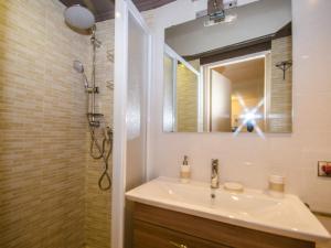a bathroom with a sink and a shower with a mirror at Studio Chamonix-Mont-Blanc, 1 pièce, 4 personnes - FR-1-343-235 in Chamonix
