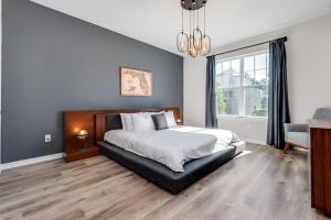 Giường trong phòng chung tại BSV1529 - Luxury 7 Bedroom 5 Bathroom Villa in the Desirable Solara Resort