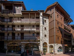 a large building with a balcony on top of it at Appartement chaleureux 6 pers skis aux pieds avec parking couvert au coeur de Val-d'Isère - FR-1-694-229 in Val dʼIsère +9 photos