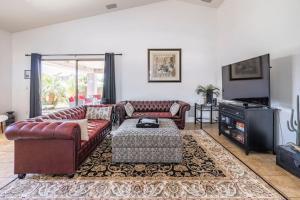 索普萊斯的住宿－AZ Sun Palm Retreat w/optional Private Heated Pool，客厅配有两张沙发和一台电视机