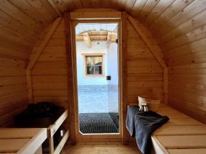 einen Innenblick auf ein Zimmer in einer Holzhütte in der Unterkunft Riedlfeld Chalet in Dienten am Hochkönig