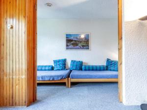 a living room with two blue couches in a room at Appartement Val-d'Isère, 2 pièces, 6 personnes - FR-1-694-256 in Val-d'Isère