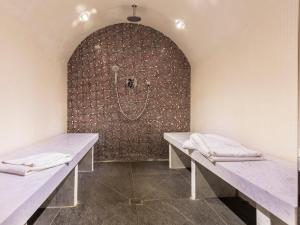 ヴァル・ディゼールにあるChalet de luxe avec piscine et hammam à Val-d'Isère, 10 personnes à proximité du centre-ville - FR-1-694-95の洗面台2つとシャワー付きのバスルーム