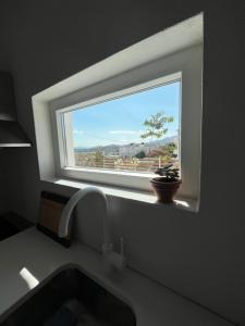 una ventana en una cocina con fregadero y fregadero en Ayeras 2, en Pitsidia