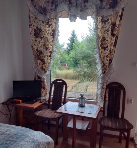 a room with a window with a table and chairs at Agroturystyka in Kosarzyn