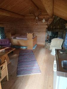 Hjartdal的住宿－Marken，一间设有一张床和地毯的卧室