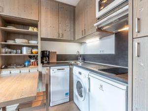 ヴァル・ディゼールにあるSuperbe studio rénové avec balcon, au pied des pistes, en plein cœur de Val-d'Isère - FR-1-694-299の洗濯機と乾燥機付きのキッチン +13枚の写真