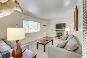 Posezení v ubytování Pet-Friendly South Lake Tahoe Home 2 Mi to Lake + 16 fotografií