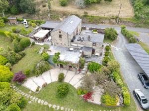 una vista aérea de una casa grande con patio en Casa Piñeiro, en Monfero