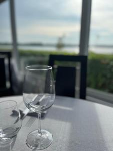 dos copas de vino sentadas sobre una mesa en L auberge de la pointe en Soustons