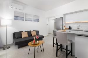 cocina y sala de estar con sofá y mesa en Rhodes city studios en Rodas
