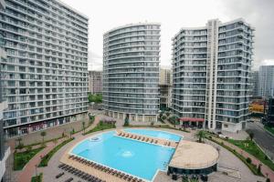สระว่ายน้ำที่อยู่ใกล้ ๆ หรือใน GG Home - new studio in White Sails with view on 13th floor