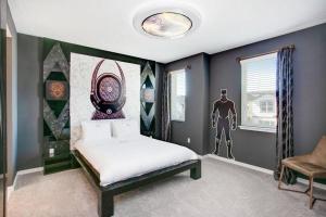 sypialnia z łóżkiem z obrazem na ścianie w obiekcie BSV1805 - Luxury 8 Bedroom 6 Bathroom Villa in the Desirable Solara Resort w mieście Kissimmee