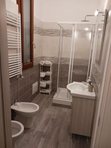 y baño con aseo, lavabo y ducha. en Rooms da Pisicchio, en Fiumicino