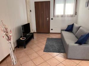 a living room with a couch and a tv at Vicenza City Apartments 3 in Vicenza