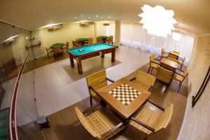an overhead view of a dining room with a pool table at Charmoso apto em Barra Bali - Destino BSM 108 in Barra de São Miguel