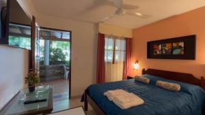 Un dormitorio con una cama azul con dos toallas encima. en La Casa de Pipa, en Mina Clavero 51 fotos más