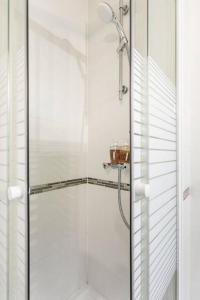 薩特魯維爾的住宿－Le cocon - DGI，浴室里设有玻璃门淋浴