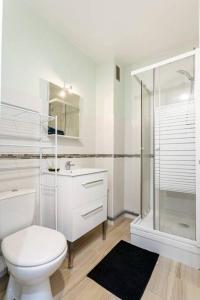 薩特魯維爾的住宿－Le cocon - DGI，白色的浴室设有卫生间和淋浴。