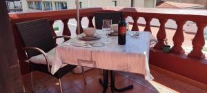 una mesa con una botella de vino en el balcón en Las Palmas centro con terraza privada, en Las Palmas de Gran Canaria