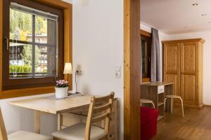 a dining room with a table and a window at Haus Arnika in Sankt Jakob in Defereggen