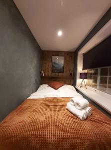 Torset的住宿－Fossheim Lodge Nr 10，一间卧室配有一张大床和毛巾