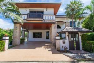 プーケットタウンにあるSpacious villa with private garden by CapitalProのヤシの木が植わる家