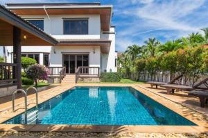 プーケットタウンにあるSpacious villa with private garden by CapitalProのヴィラ(家の前にスイミングプール付)