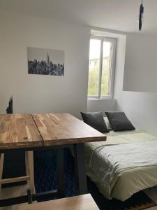 Zimmer mit einem Tisch, einem Bett und einem Schreibtisch in der Unterkunft Nid Douillet in Saint-Paul-lès-Dax