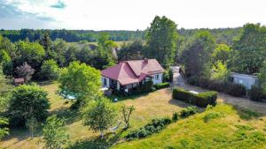 una vista aérea de una casa con patio en Zielone Siedlisko, 