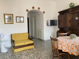 ein Wohnzimmer mit einem Stuhl und einem Tisch in der Unterkunft CASA VACANZE VITTORIA COLONNA in Ischia