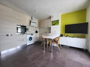 馬賽的住宿－Marseille BB，厨房配有白色橱柜和桌椅