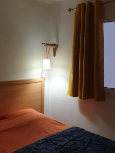 Ένα ή περισσότερα κρεβάτια σε δωμάτιο στο Appt dans résidence avec piscines et plage privées