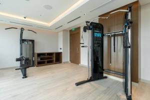 een kamer met een fitnessruimte met een loopband bij Modern 1bdr - 10min from Burj Khalifa - Sobha Waves in Dubai