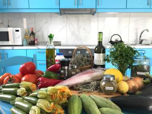 un montón de frutas y verduras en un mostrador de cocina en UTOPIA RESIDENCES Gaia House, en Petrokefálion