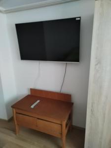 TV a schermo piatto appesa a un muro sopra un tavolino da caffè di Apartment Jalen a Bohinjska Bela