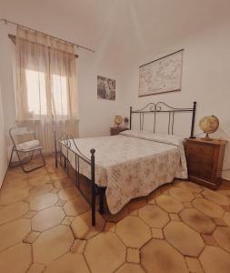 トリノにあるTorino Casa Maria - 2 Bedroom Apartmentのベッドルーム1室(ベッド1台、椅子付)