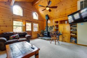sala de estar con sofá y ventilador de techo en Truckee Cabin Getaway with Private Hot Tub!, en Truckee