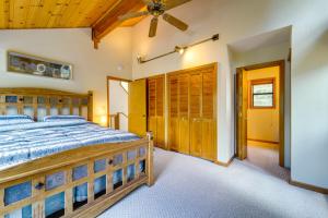 1 dormitorio con 1 cama y ventilador de techo en Truckee Cabin Getaway with Private Hot Tub!, en Truckee