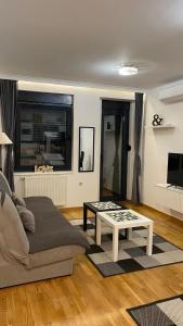 een woonkamer met een bank en een salontafel bij Family Home Niš in Niš