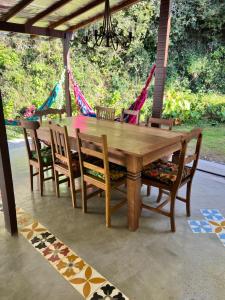ein Holztisch und Stühle auf einer Terrasse in der Unterkunft Casa da Baronesa in Santa Maria Madalena