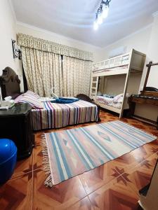 uma sala de estar com uma cama e um tapete em قصر علي لسان الوزراء مارينا العلمين مطروح em El Alamein