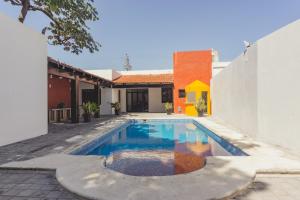- une piscine en face d'une maison dans l'établissement Casa en Zona Centro, Campeche., à Campeche