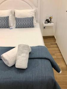 a bedroom with a large white bed with blue sheets and pillows at A&C Cozy apartment Elvas in Elvas