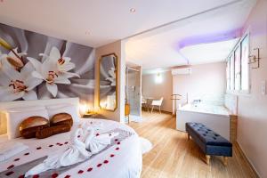 um quarto com uma cama grande com flores na parede em Studio romantique jacuzzi ou spa balneo privatif et jardin Au temps des cerises La Ciotat em La Ciotat